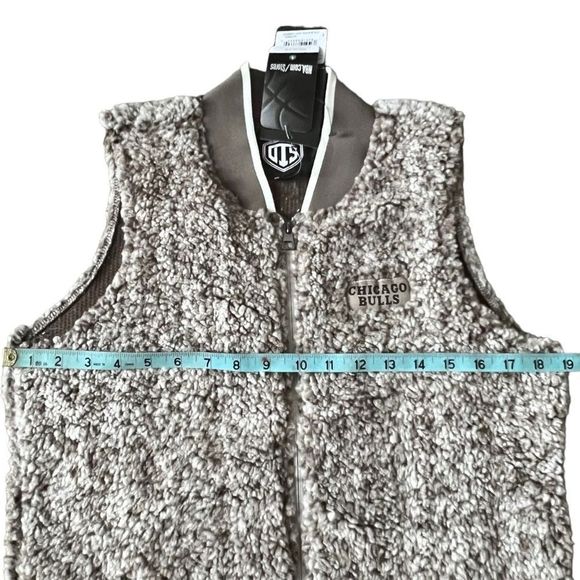 NWT NBA Chicago Bulls Women’s Sherpa vest - Picture 3 of 6